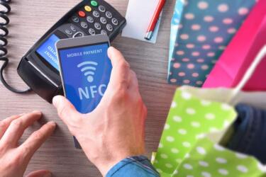 لنقل البيانات والدفع الإلكتروني الآمن: تعرّف على تقنية إن إف سي NFC وآلية عملها