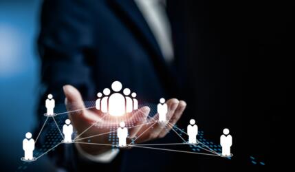 الذكاء الاصطناعي في الموارد البشرية: كيف يعيد تشكيل تجربة الموظف من التوظيف إلى التطوير المهني؟